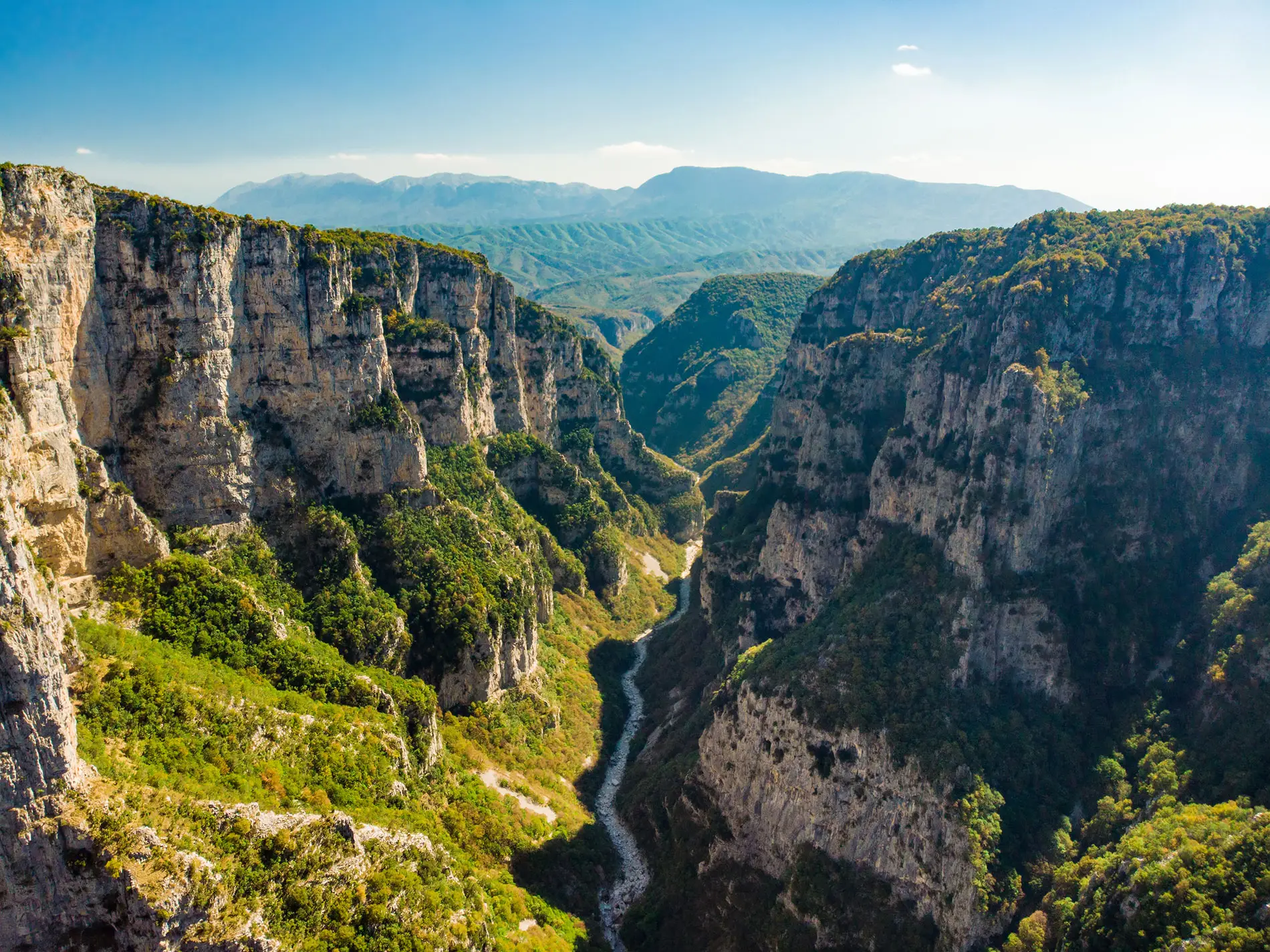 Vikos-Schlucht, Epirus, Nordgriechenland. Mit einer Tiefe von 600–1000 Meter laut Guiness Buch der Rekorde die tiesfte Schlucht der Erde.